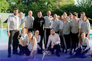 Potrebbe essere un'immagine raffigurante 17 persone e persone in piedi